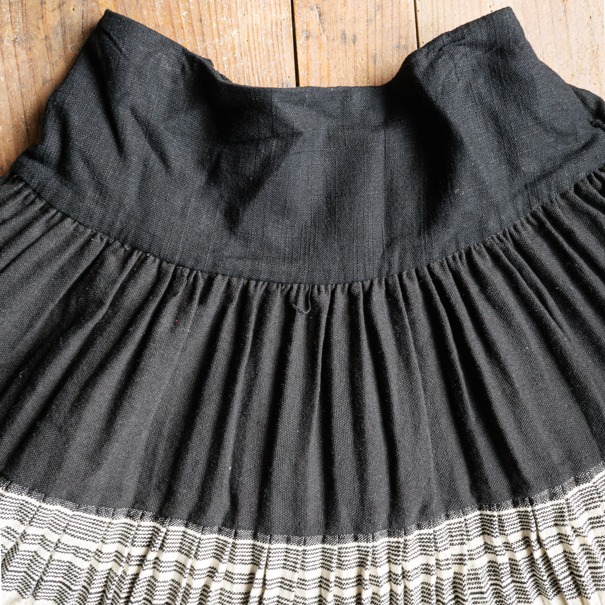 モン族白黒プリーツスカート