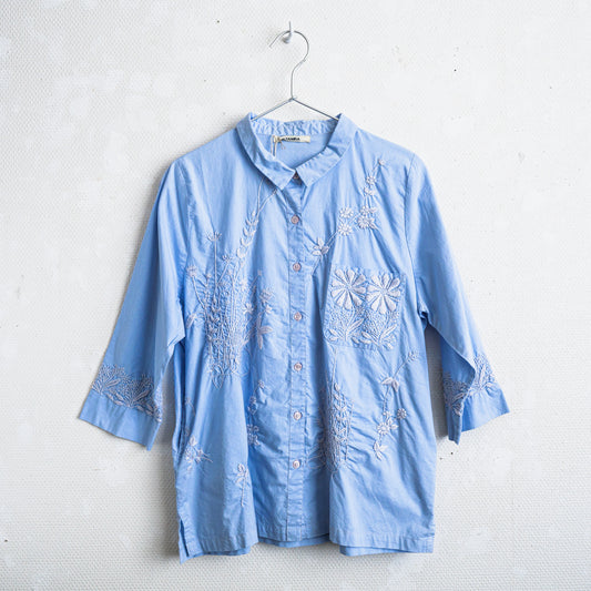 チカン手刺繍ブルーシャツ(ワンポケット)