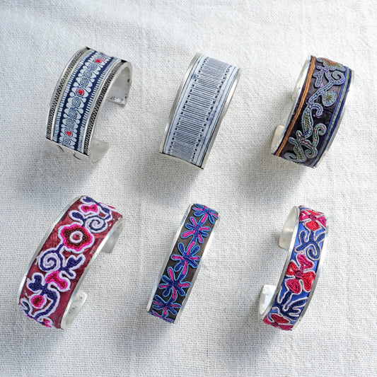 苗族刺繍バングル (M)