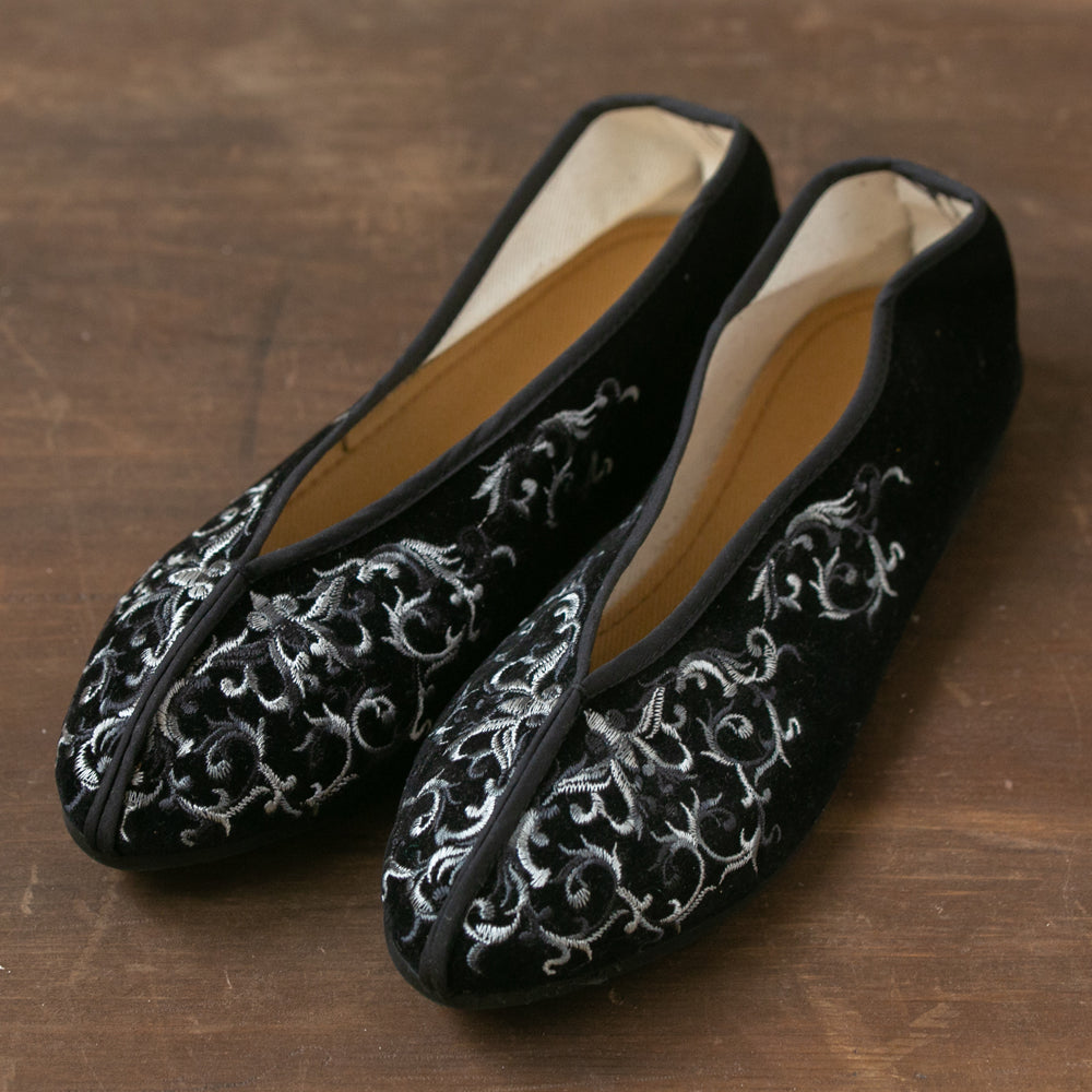 ヴェルベット刺繍靴（黒色）